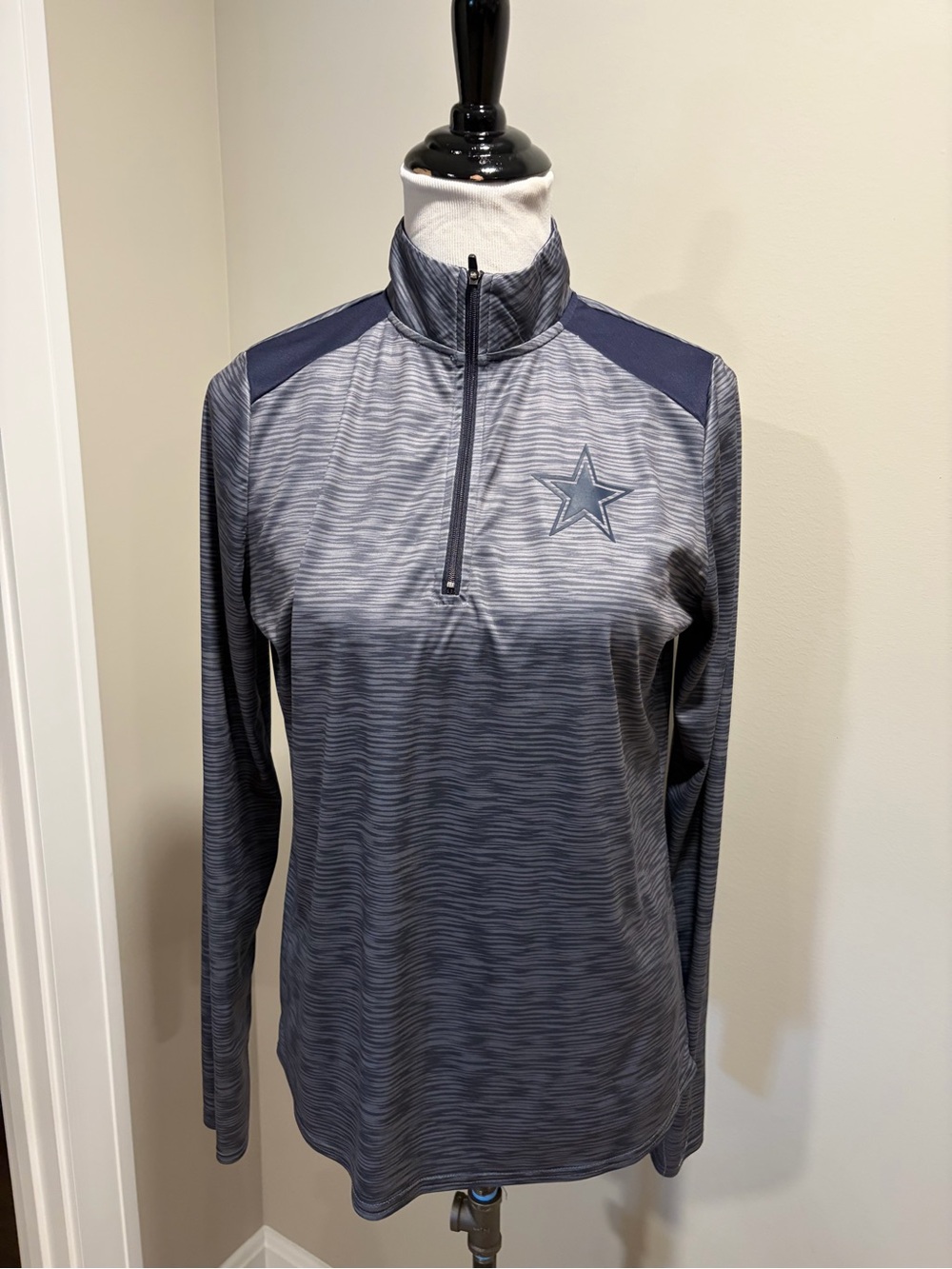 Dallas Cowboys Authentic Women’s size medium Quarter-Zip Pullover with Star
